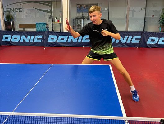 DONIC-Tischtennispieler Flavien Coton an der Tischtennisplatte