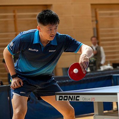 Fanbo Meng an der Tischtennisplatte